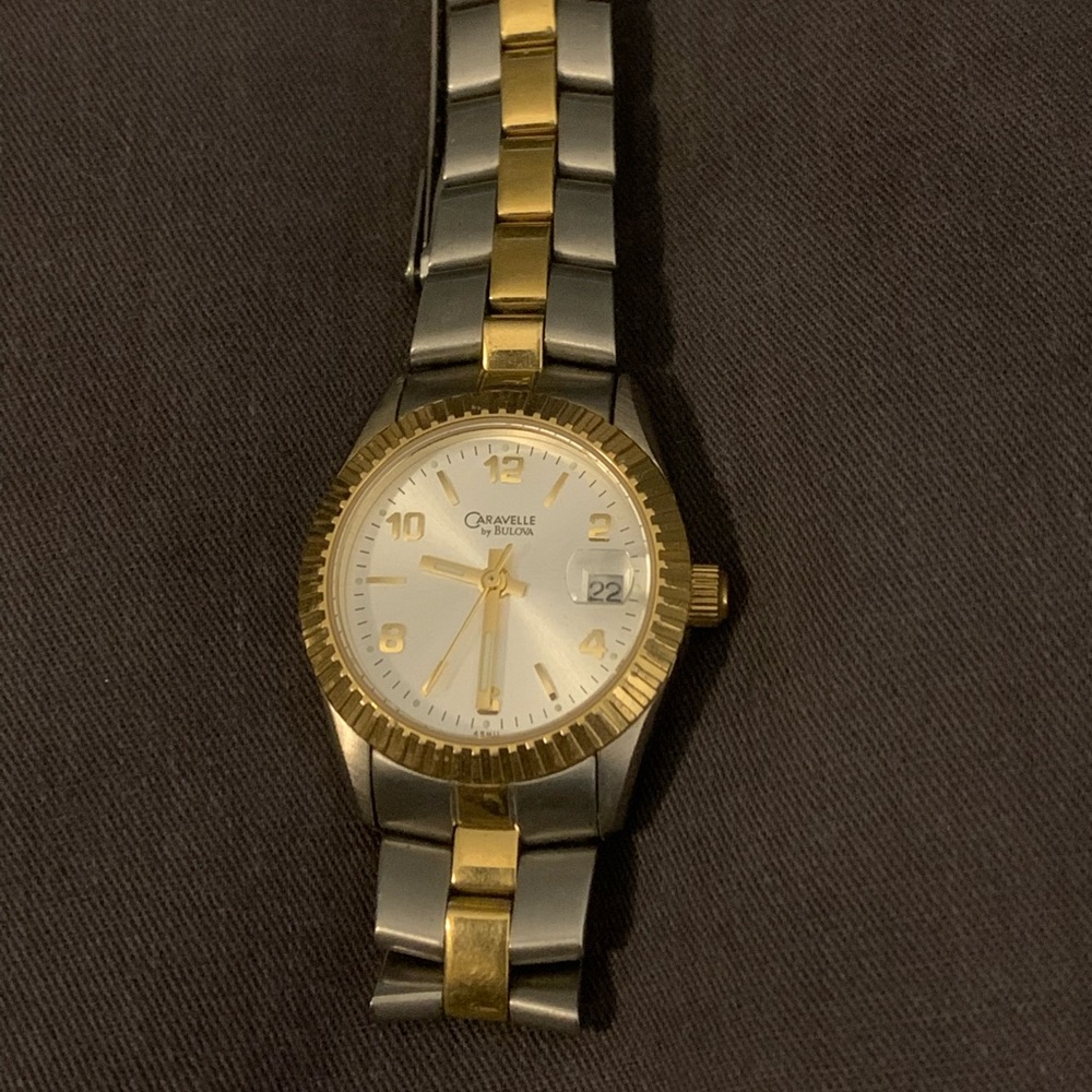 VINTAGE CARAVELLE BULOVA WATCH 2 TONE Silver Gold Watch. Needs new battery.